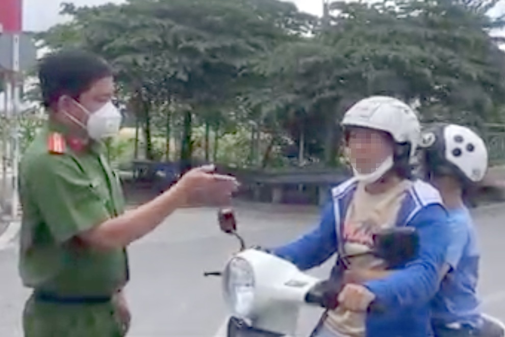 Người phụ nữ la mắng công an tại chốt kiểm soát dịch ở TPHCM - 1 Người phụ nữ la mắng công an tại chốt kiểm soát dịch ở TPHCM - 1