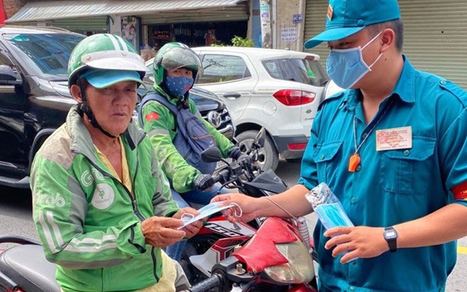 Ngày đầu ra quân nhắc nhở, xử phạt người dân không đeo khẩu trang ở TP.HCM