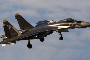 Su-35 nhào lộn 360 độ tránh được tên lửa