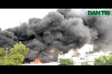 Khói lửa bao trùm kho đông lạnh (Clip: Bạn đọc cung cấp)