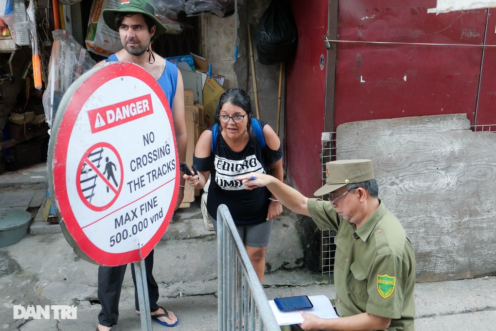 Xóm cà phê đường tàu đông như chưa có lệnh cấm, quận Hoàn Kiếm nói gì? - 5 Xóm cà phê đường tàu đông như chưa có lệnh cấm, quận Hoàn Kiếm nói gì? - 5