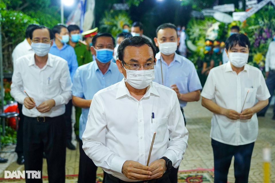 Phó Thủ tướng thắp hương, chia buồn cùng gia đình ông Trương Vĩnh Trọng - 3 Phó Thủ tướng thắp hương, chia buồn cùng gia đình ông Trương Vĩnh Trọng - 3
