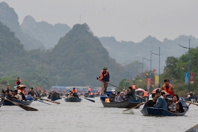 Hàng vạn du khách vãn cảnh chùa Hương trước ngày khai hội