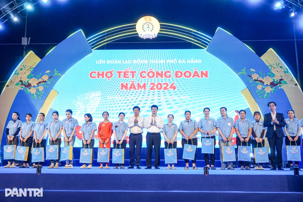 Công nhân ấm lòng với chợ Tết công đoàn giảm giá 50% - 2 Công nhân ấm lòng với chợ Tết công đoàn giảm giá 50% - 2