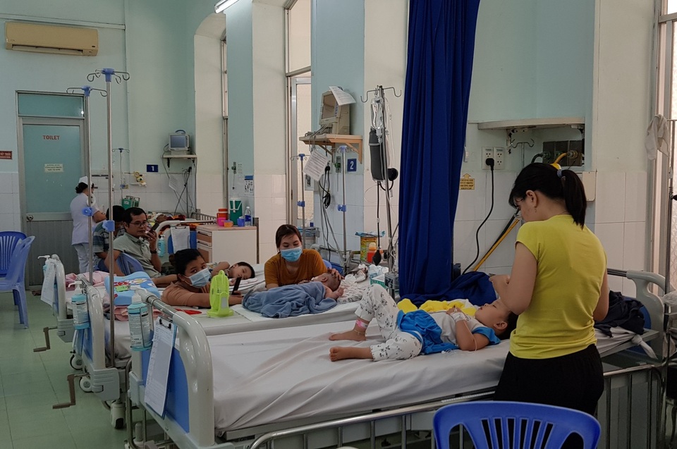 Bước vào cuộc chiến với tay chân miệng, nhiều trẻ bị biến chứng thần kinh - 1 Bước vào cuộc chiến với tay chân miệng, nhiều trẻ bị biến chứng thần kinh - 1