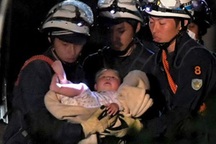 Khoảnh khắc bé 8 tháng tuổi được cứu sống trong vụ động đất ở Nhật Bản