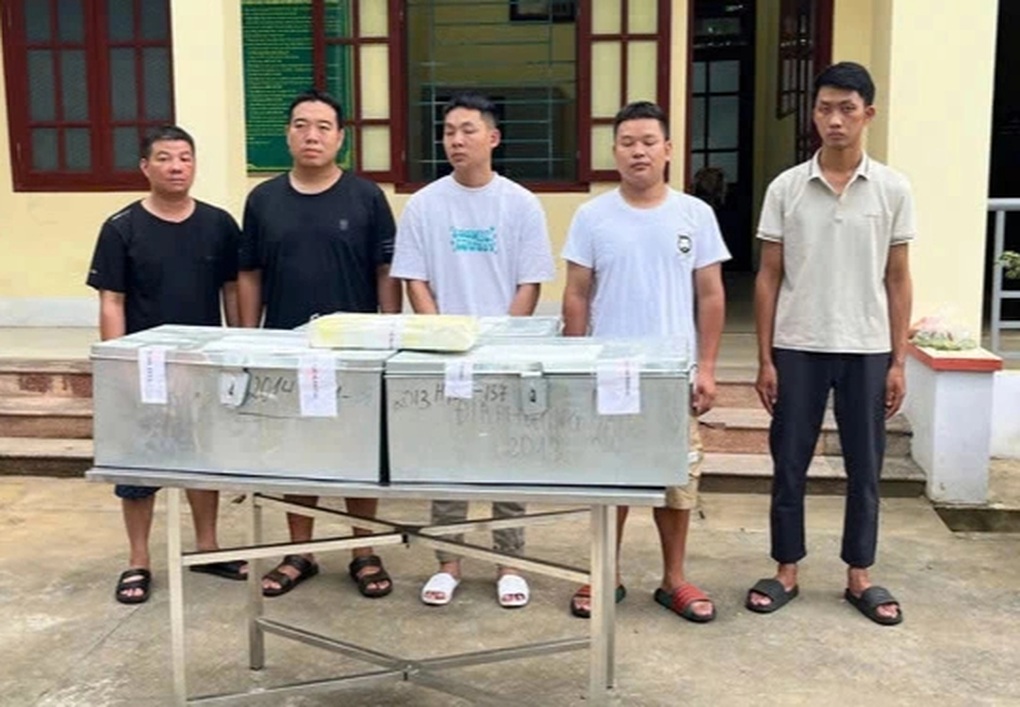 Triệt phá đường dây vận chuyển 235kg bạc qua biên giới - 1 Triệt phá đường dây vận chuyển 235kg bạc qua biên giới
