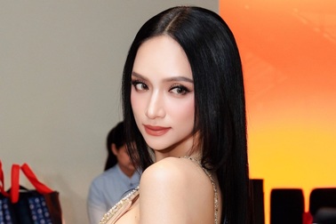 Hương Giang quyến rũ dự tiệc tối Hoa hậu Hoàn vũ giữa sóng gió đấu tố