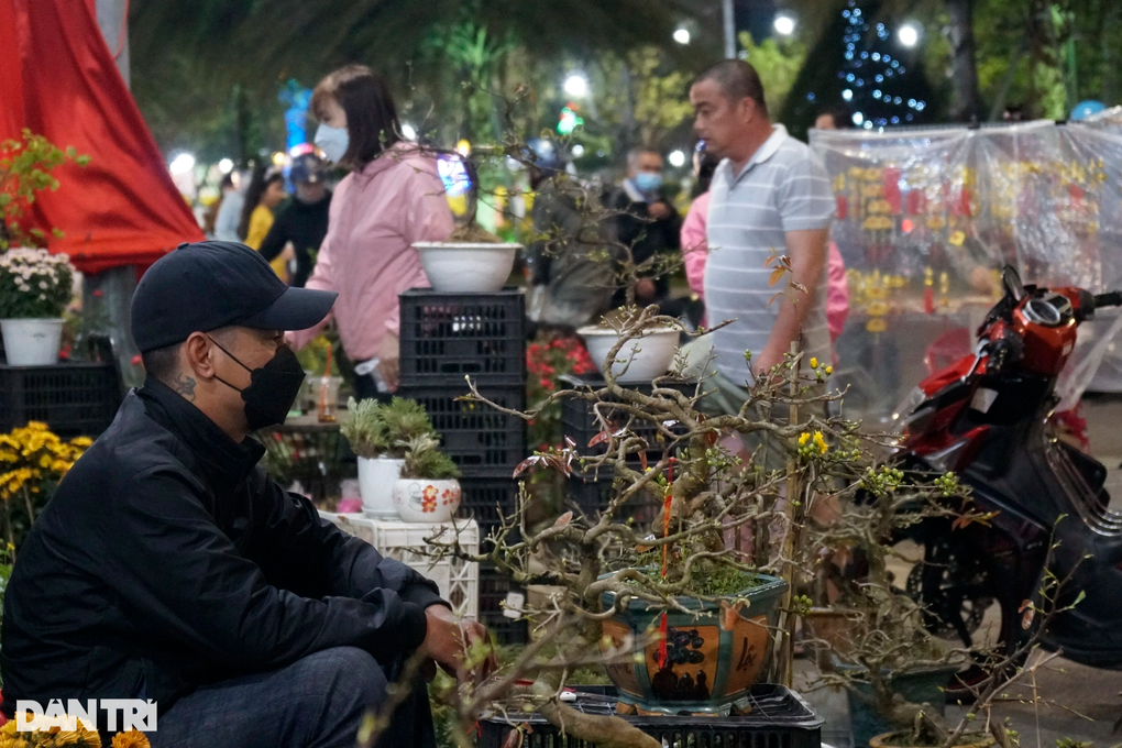 Tiểu thương chợ hoa chiều 30 Tết: Bán xả, bán lỗ, giá nào cũng bán - 12 Tiểu thương chợ hoa chiều 30 Tết: Bán xả, bán lỗ, giá nào cũng bán - 12