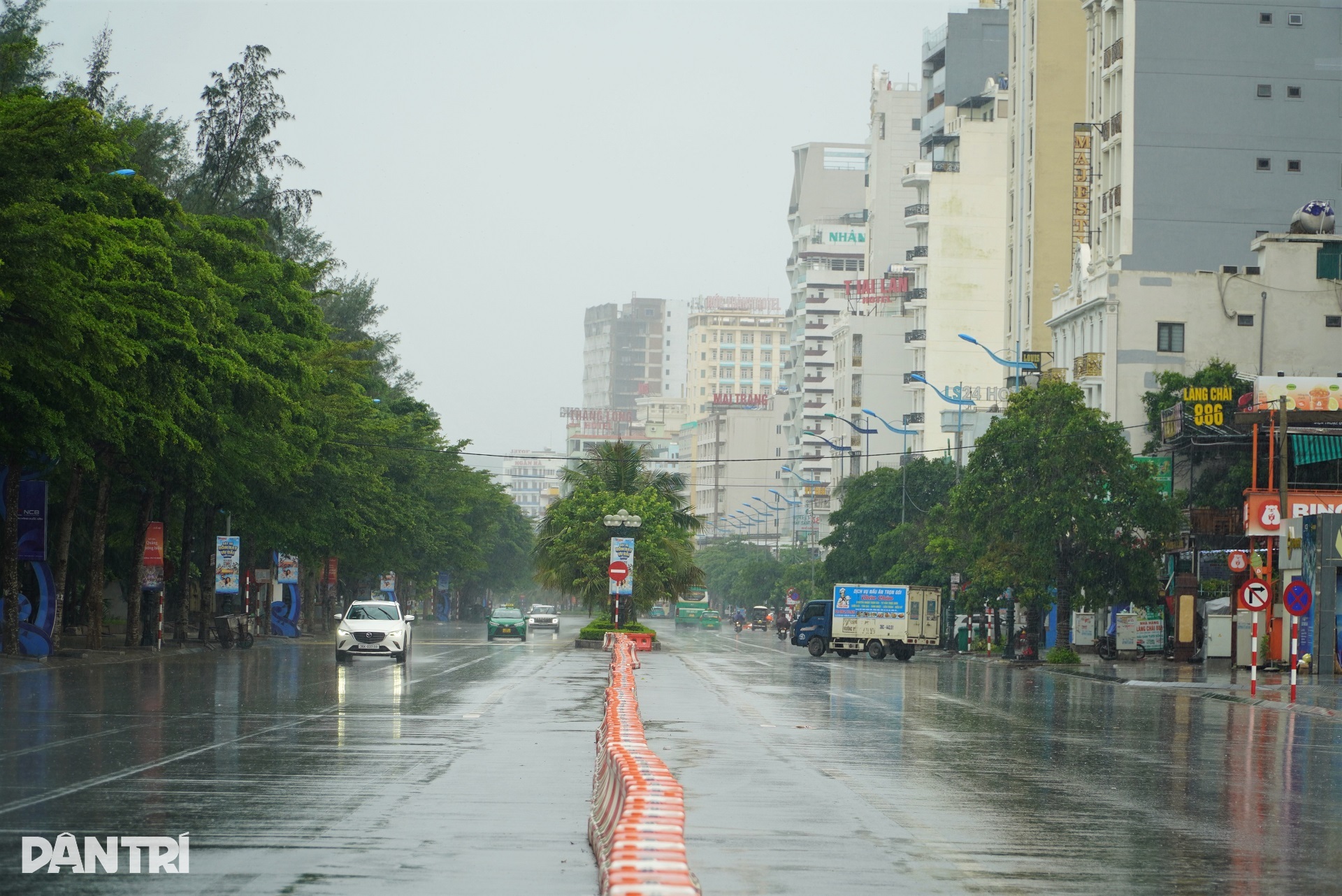 Du khách trải nghiệm biển Sầm Sơn trước bão - 1 Du khách trải nghiệm biển Sầm Sơn trước bão - 1