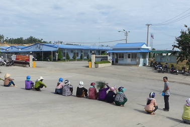 Bức xúc vì mùi khét, người dân lại chặn cổng Hòa Phát Dung Quất