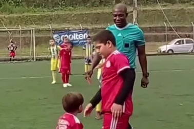 Phản ứng hài hước của trọng tài khi cậu bé chen vào phá vỡ trận bóng đá