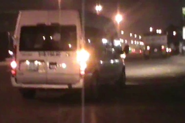 Hình ảnh công an đón lõng, bắt nghi can trộm két sắt trốn trên xe khách.