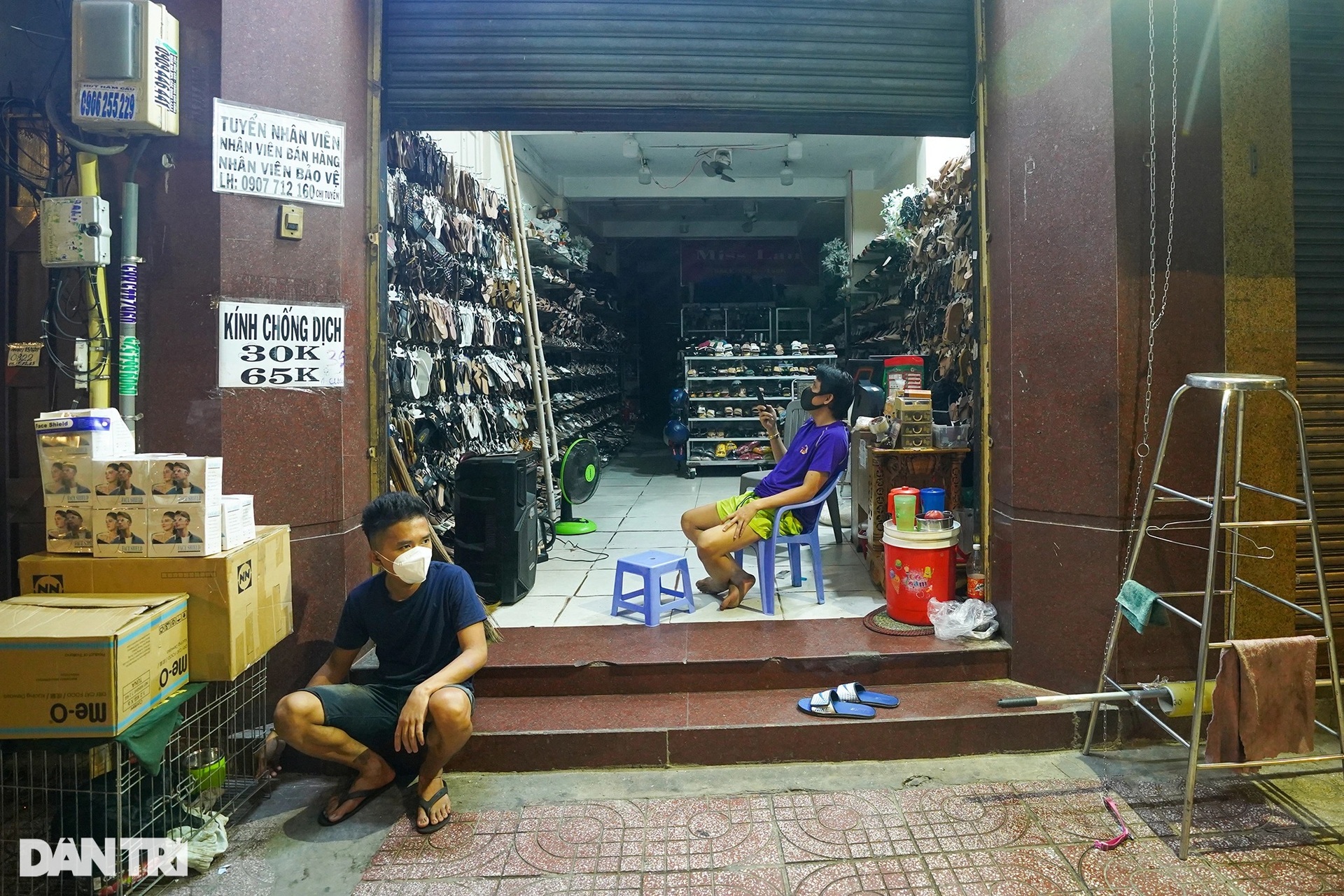 Cửa hàng quần áo, quán ăn ở TPHCM ngóng chờ trạng thái bình thường mới - 9 Cửa hàng quần áo, quán ăn ở TPHCM ngóng chờ trạng thái bình thường mới - 9