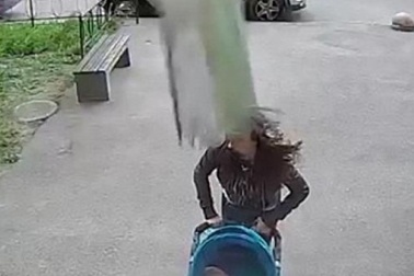 Người mẹ Nga sống sót kì diệu dù bị bê tông rơi vào đầu