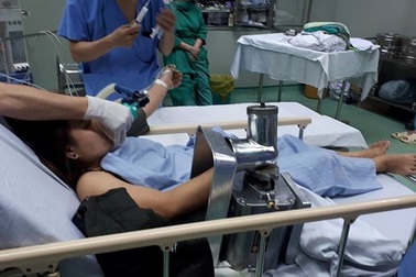 Bị máy cuốn nát bàn tay khi đang xay thịt nấu ăn