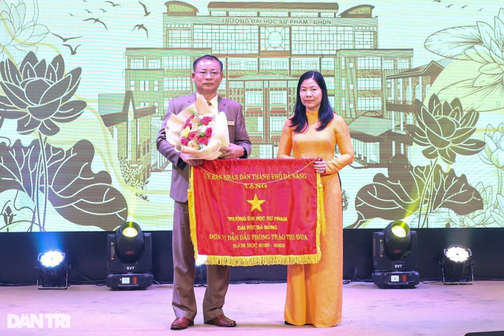 Trường ĐH Sư phạm Đà Nẵng nhận cờ đơn vị dẫn đầu phong trào thi đua - 1 Trường ĐH Sư phạm Đà Nẵng nhận cờ đơn vị dẫn đầu phong trào thi đua - 1