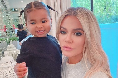 Khloe Kardashian đưa con gái cưng ra phố