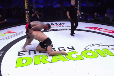 Võ sĩ tung "liên hoàn đấm" hạ gục đối thủ