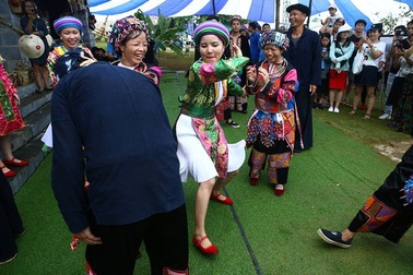 Tục vỗ mông "bày tỏ tình cảm" của người H'Mông