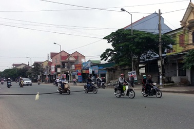 Dây điện lơ lửng "bẫy" người suốt buổi sáng