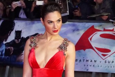 Gal Gadot rực rỡ váy đỏ