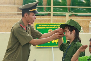 Trẻ học làm chiến sĩ công an trong kỳ nghỉ hè