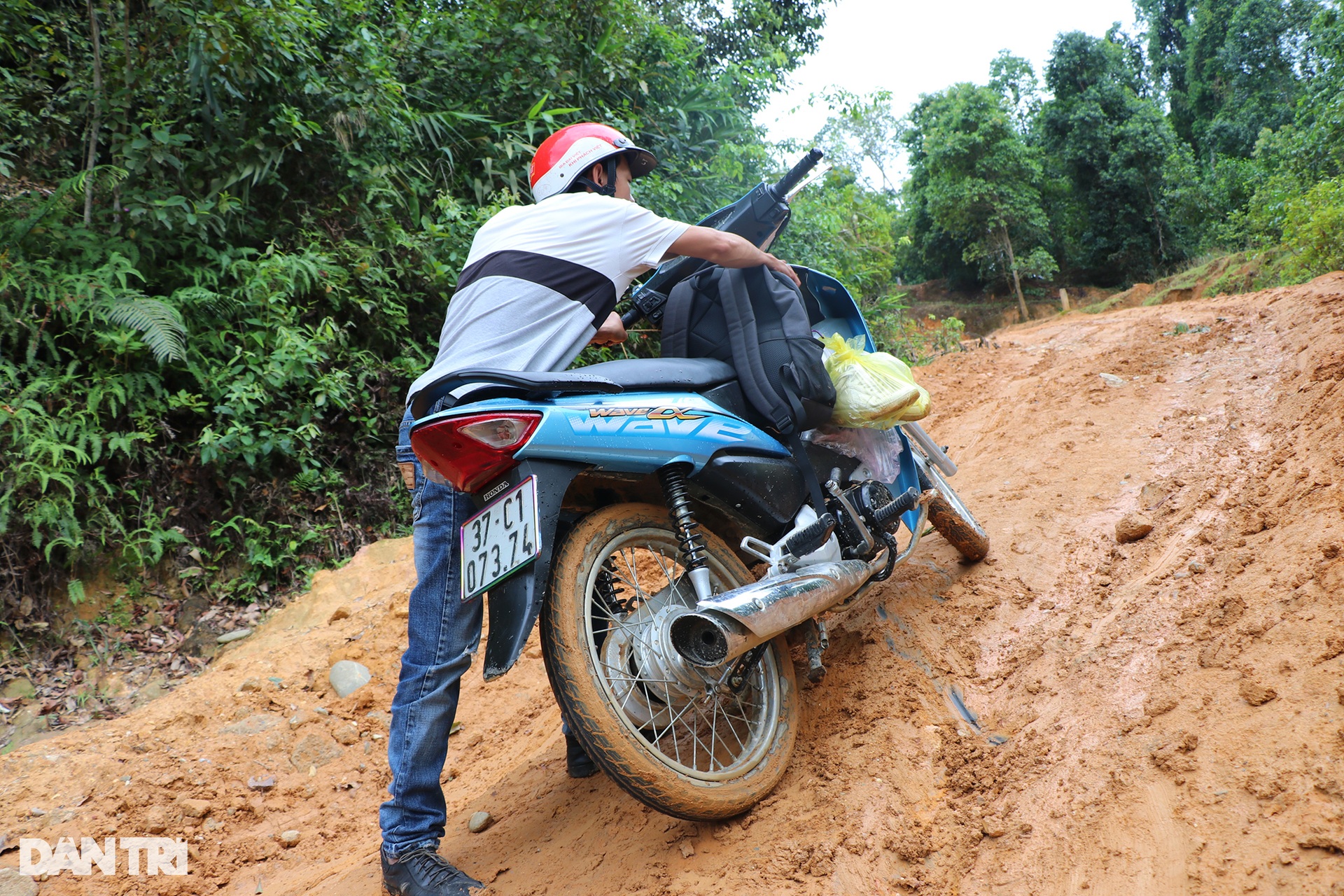Đường độc đạo vào nơi ở của tộc người ngủ ngồi Đan Lai - 6 Đường độc đạo vào nơi ở của tộc người ngủ ngồi Đan Lai - 6