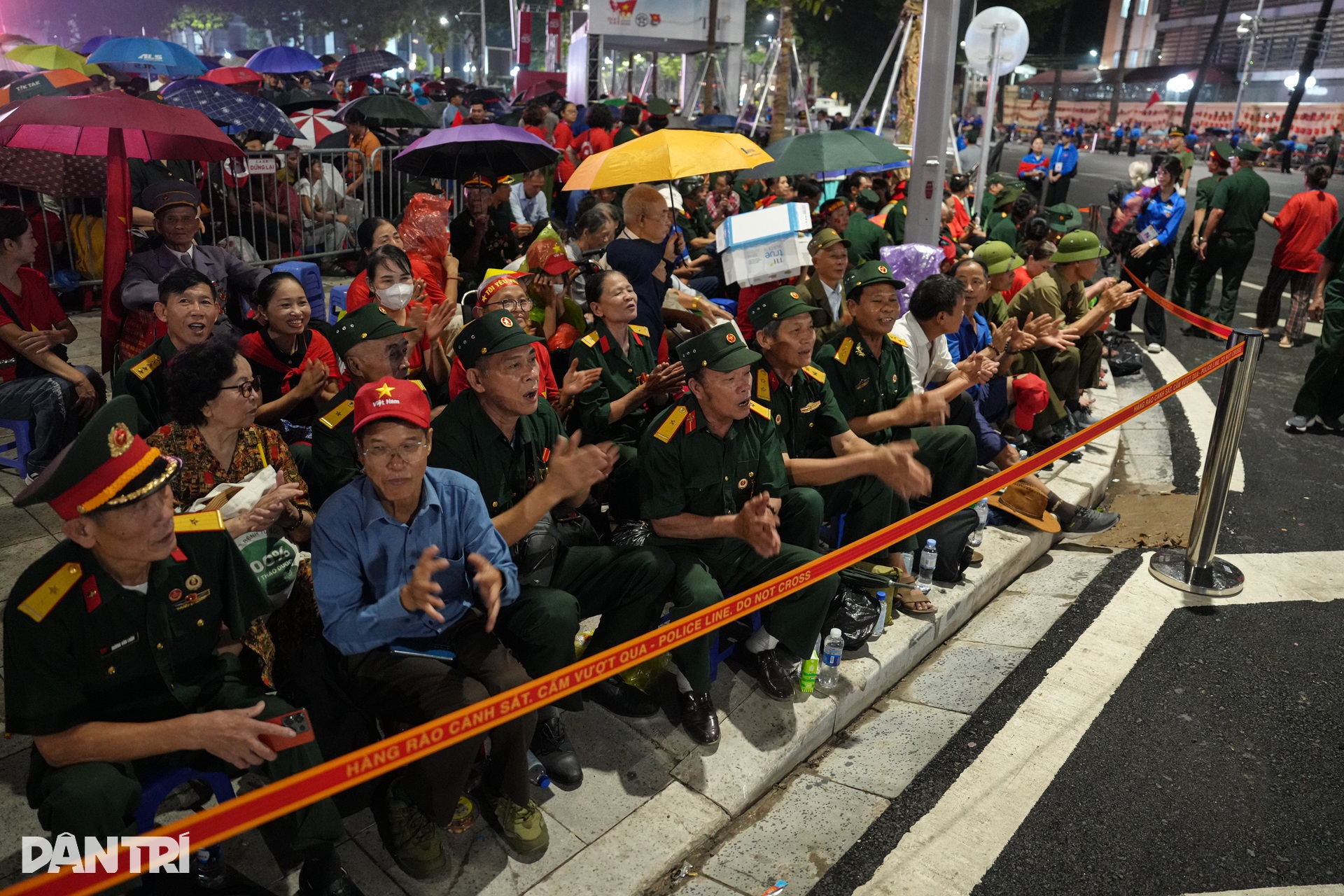 Hàng nghìn cựu chiến binh, đội mưa, thức xuyên đêm chờ đón đoàn diễu binh - 9 Hàng nghìn cựu chiến binh, đội mưa, thức xuyên đêm chờ đón đoàn diễu binh - 9