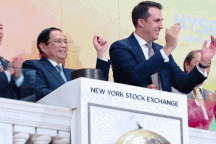 Sàn chứng khoán New York sôi động sau tiếng chuông khai mạc của Thủ tướng