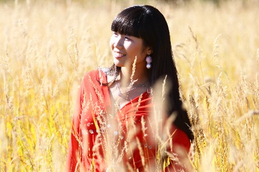 Cô gái người Tày xinh đẹp giữa xứ Bạch Dương