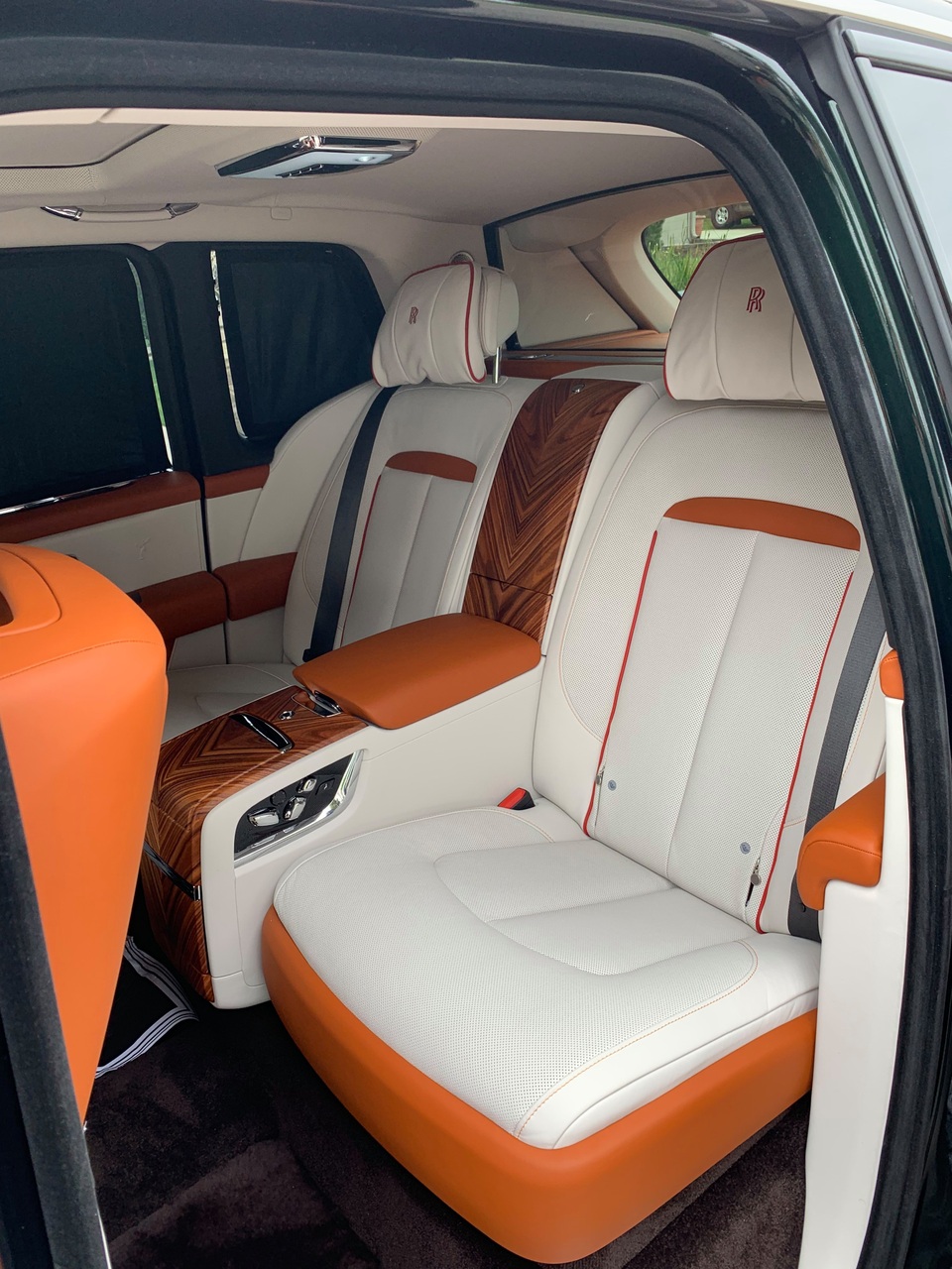 Giá 2 triệu đô, đại gia Việt đua nhau sắm Rolls-Royce Cullinan - 11 Giá 2 triệu đô, đại gia Việt đua nhau sắm Rolls-Royce Cullinan - 11