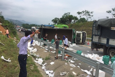Xe chở hoa quả lật, cao tốc Hà Nội - Lào Cai tắc 2 tiếng