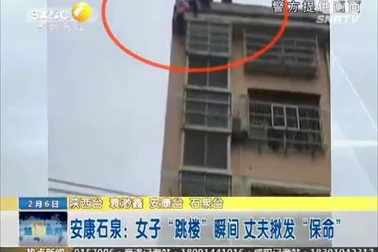 Người chồng túm tóc treo vợ lơ lửng khi đòi tự tử