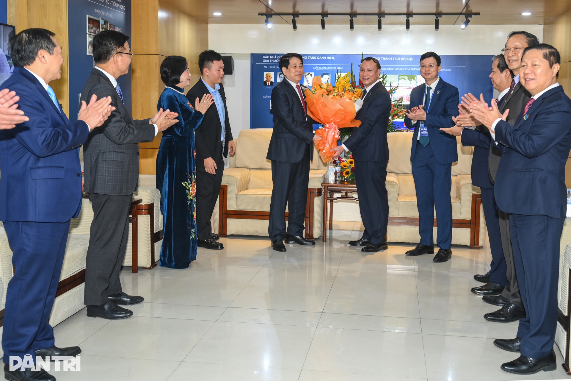 Chủ tịch nước Lương Cường dự Lễ kỷ niệm 20/11 tại Đại học Sư phạm Hà Nội - 2 Chủ tịch nước Lương Cường dự Lễ kỷ niệm 20/11 tại Đại học Sư phạm Hà Nội - 2