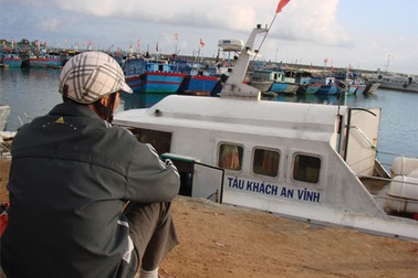 Tàu xuất bến “ngẫu hứng”: Dân không có thói quen mua vé!