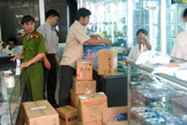 Cán bộ hải quan nhận tiền, “làm ngơ” hàng lậu