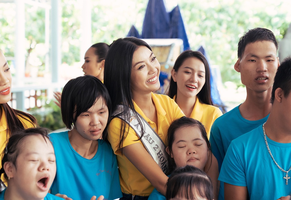 Tân hoa hậu Nguyễn Trần Khánh Vân rạng rỡ trong hoạt động đầu tiên sau đăng quang - 13 Tân hoa hậu Nguyễn Trần Khánh Vân rạng rỡ trong hoạt động đầu tiên sau đăng quang - 13