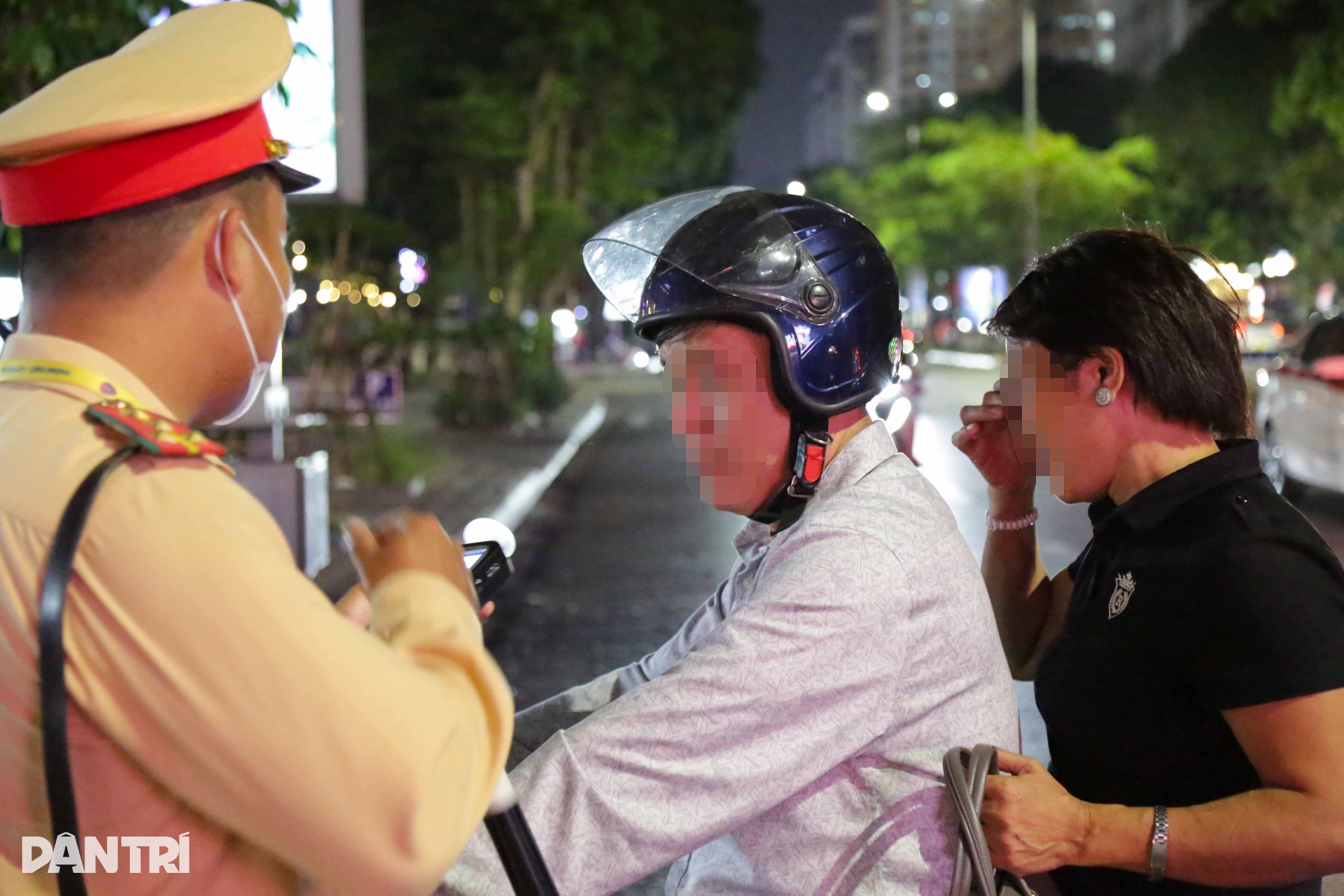 Tài xế ô tô Mercedes dính cồn kịch khung vẫn lái xe chở bạn - 12 Tài xế ô tô Mercedes dính cồn kịch khung vẫn lái xe chở bạn - 12