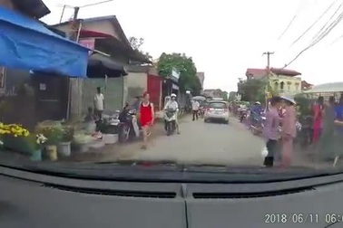 Cụ già đi xe đạp suýt gặp tai nạn vì sang đường không quan sát