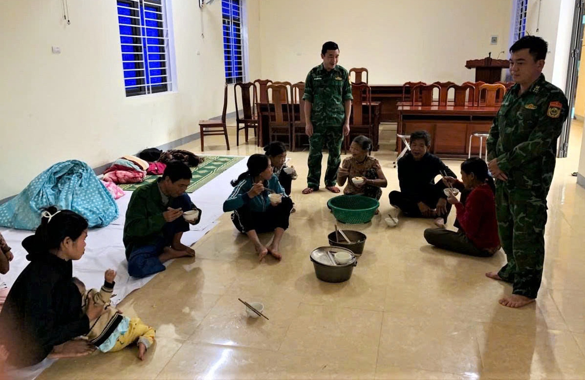 Công an gõ cửa từng nhà, vận động người dân đi sơ tán tránh bão Bualoi - 15 Công an gõ cửa từng nhà, vận động người dân đi sơ tán tránh bão Bualoi - 15