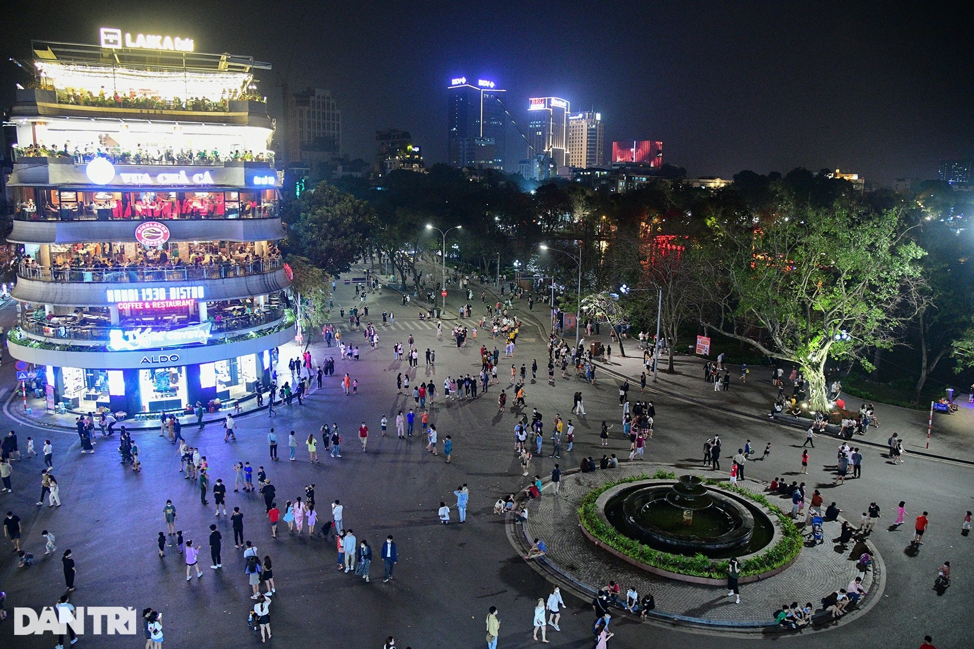 Hàng nghìn người đổ về phố đi bộ, hồ Gươm đông vui trở lại dịp cuối tuần - 1 Hàng nghìn người đổ về phố đi bộ, hồ Gươm đông vui trở lại dịp cuối tuần - 1