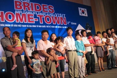 Cô dâu Việt về thăm quê hương