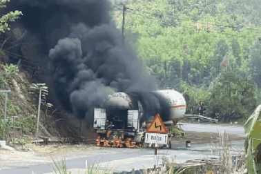 Xe bồn chứa khí hóa lỏng bốc cháy trên đèo Khánh Lê