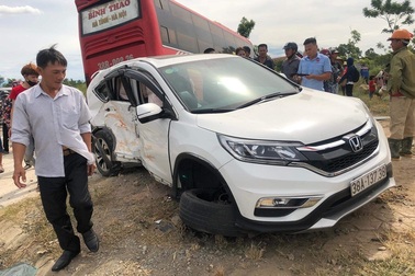 Xe giường nằm lùa ô tô 7 chỗ lên vỉa hè, 2 người bị thương nặng