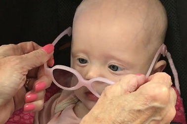 Phản ứng của bé lần đầu tiên nhìn rõ mẹ