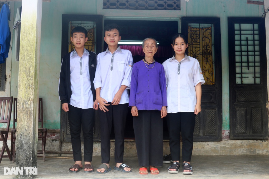 Cụ bà 81 tuổi, con liệt sỹ, 32 năm lo cái ăn chỗ ở cho học trò miền núi - 2 Cụ bà 81 tuổi, con liệt sỹ, 32 năm lo cái ăn chỗ ở cho học trò miền núi - 2