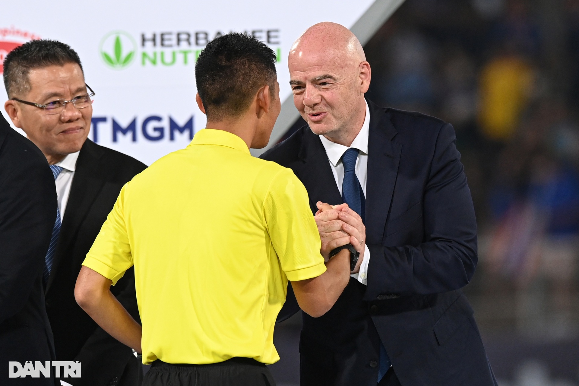 Chủ tịch FIFA nắm tay Hùng Dũng, trao cúp cho đội vô địch AFF Cup - 7 Chủ tịch FIFA nắm tay Hùng Dũng, trao cúp cho đội vô địch AFF Cup - 7