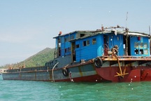 Truy tìm chủ sở hữu tàu không người lái chở 71 kiện hàng trôi dạt trên biển