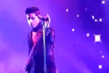 Prince trình diễn ca khúc nổi tiếng "Purple Rain"